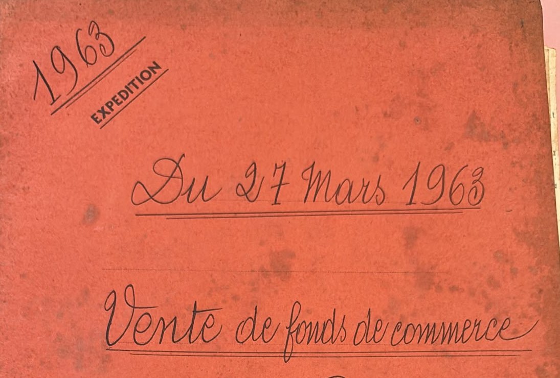 Chemise d’un acte notarié, écrite à la main : du 27 mars 1963, vente de fonds de commerce.